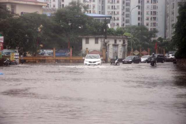 
Trước đường tiểu học Nam Trung Yên, các phương tiện xe máy phải cho xe lên vỉa hẻ, tránh nước ngập sâu
