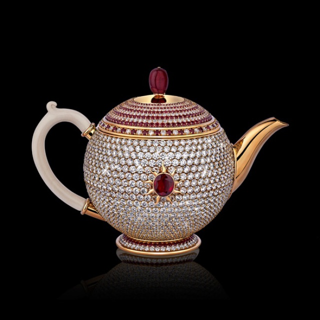 Ấm trà trong bộ sưu tập của hãng Chitra được làm bằng vàng, trang trí 1.500 viên kim cương và 500 viên hồng ngọc. Đây được coi là những món đồ dành cho những người sẵn sàng mua sắm không cần nhìn giá. Thậm chí số tiền 3 triệu USD (68 tỷ đồng) chưa phải là mức giá cuối cùng cho ấm trà này vì nhiều khách hàng sẵn sàng trả giá cao hơn.
