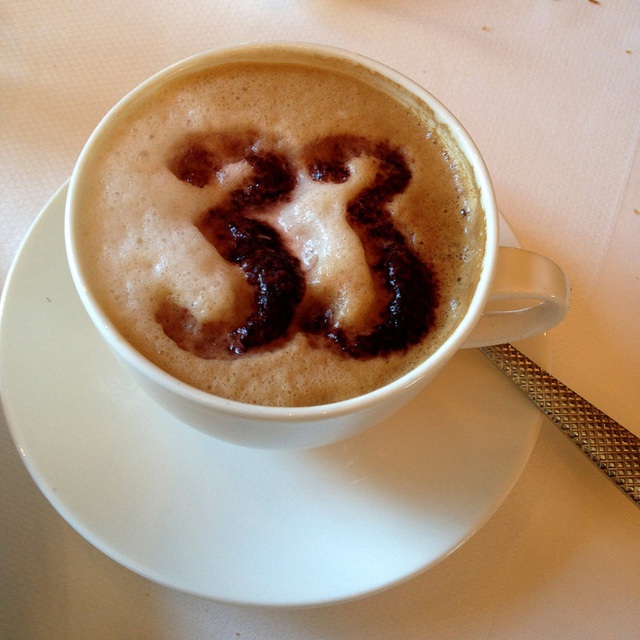 Một cốc latte được in con số 33 nổi tiếng có sẵn trong thực đơn đồ uống tráng miệng của nhà hàng