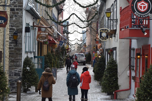 
Giáng sinh đến sớm trên một con phố nhỏ ở Quebec, Canada.
