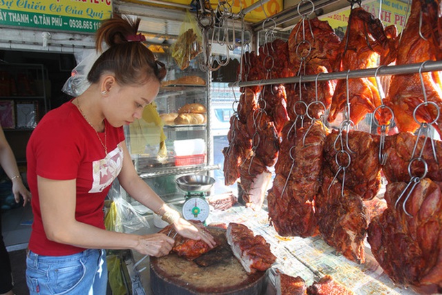 
Vào ngày này, giá heo quay có tăng nhẹ với giá 220.000 đồng/kg.
