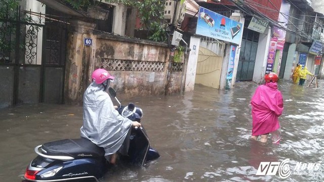 Đường Nguyễn Chính, Tân Mai ngập nặng sang mưa lớn.