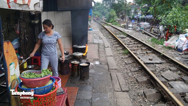 
Hàng cơm bình dân ngay cạnh đường tàu, đoạn song song với phố Phùng Hưng.
