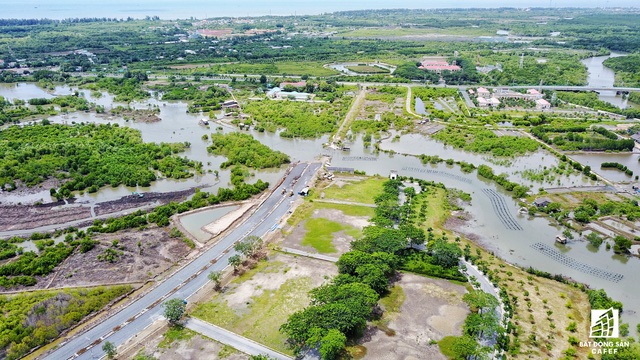 
Được quy hoạch khá rộng, tiếp cận sông, biển rất thuận tiện nhưng đến nay dự án này vẫn không một bóng người.

 
