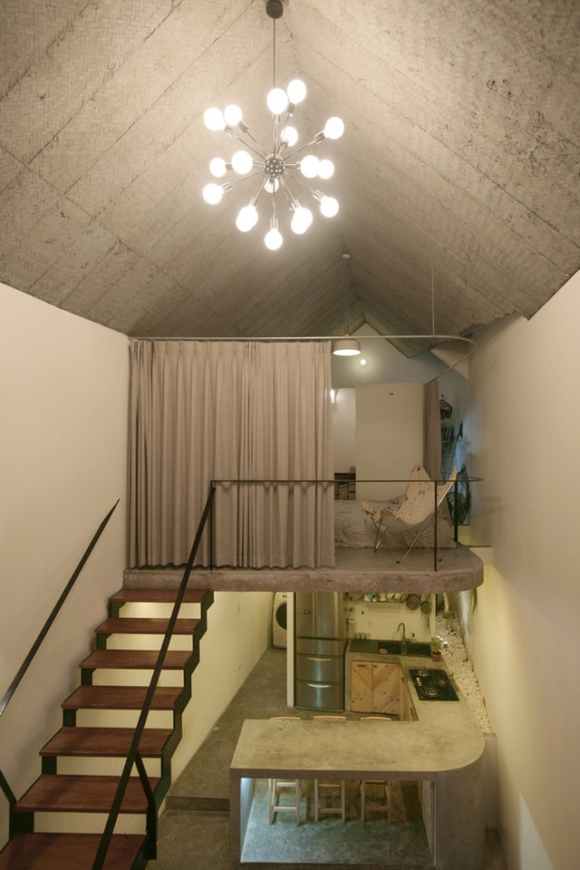 
Tầng lửng được thiết kế làm bằng bê tông trần, với góc cong tương ứng với bàn bếp bên dưới, tạo nên vẻ đẹp đồng điệu và thông thoáng cho cả ngôi nhà.

