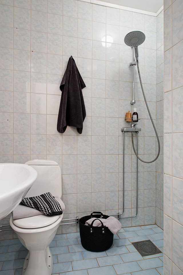 
Khu vực nhà tắm được ốp gạch với tông màu xanh lơ mang cảm giác tươi mát và sạch sẽ.

 

