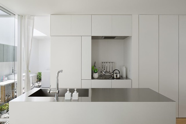 Khu bếp ăn được thiết kế với tông màu trắng sạch bóng và vô cùng sang trọng. 