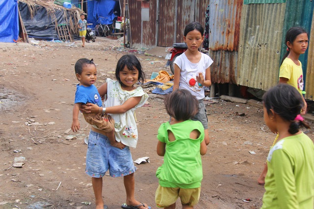 
Cuộc sống khó khăn khiến những đứa trẻ khu ổ chuột đều ốm yếu, gầy gò so với cái tuổi của mình
