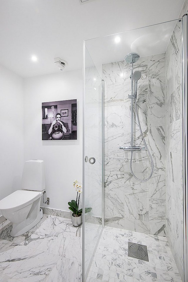 
Cũng giống như không gian sống, nhà tắm cũng sử dụng màu trắng làm chủ đạo đem lại cảm giác thông thoáng và không thể thiếu những điểm nhấn tuyệt đẹp từ chậu lan và bức tranh treo tường.

 
