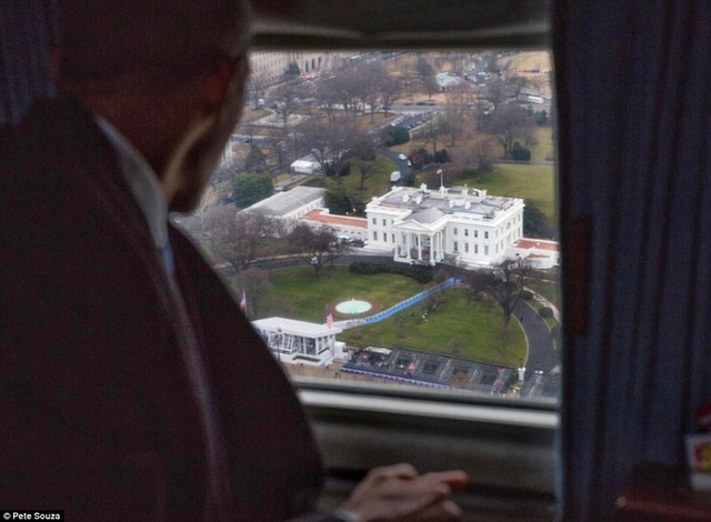 
Từ trên trực thăng, ông Obama nhìn xuống Tòa nhà Quốc hội.
