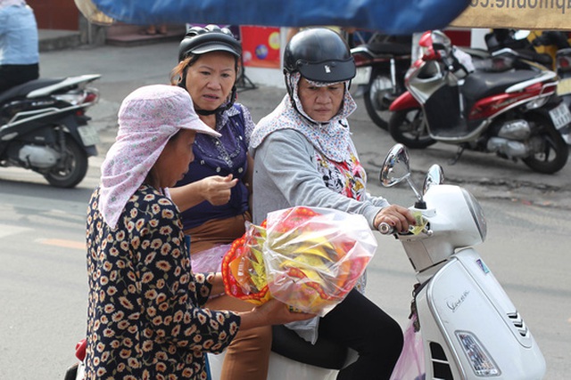 
Mỗi bộ đồ cúng được người bán phân loại sẵn với giá 25.000 đồng/bộ.
