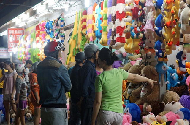 Khá hơn những điểm bán hoa, một điểm bán gấu bông trên đường Võ Văn Ngân (Thủ Đức) từ tối 13-2 đã có nhiều người đến mua làm quà tặng