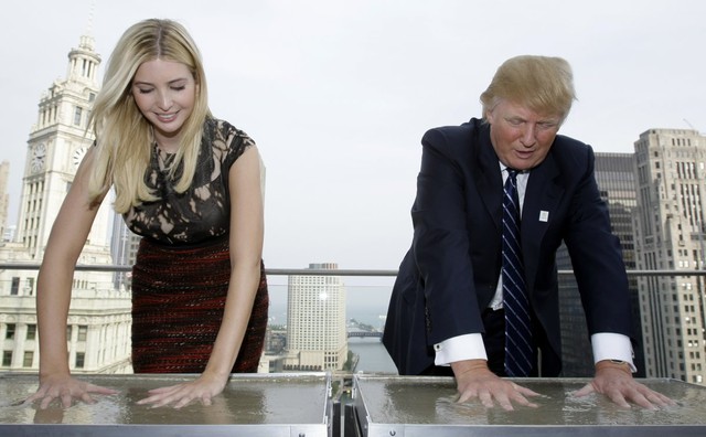  Donald và Ivanka Trump đặt tay lên xi măng ướt trong một hoạt động của khách sạn Trump International Hotel & Tower tại Chicago vào 24/9/2008. Ảnh: AP. 