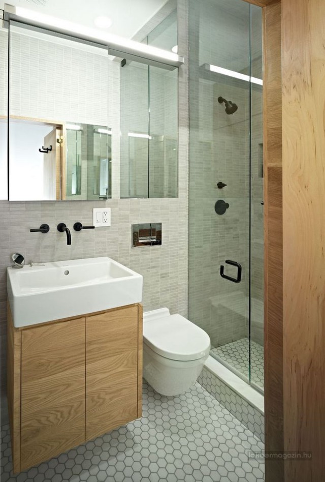 Khu vệ sinh và nhà tắm được phân biệt nhau bằng một cửa kính trong suốt. Nơi đây còn được trang bị một chiếc giương lớn giúp nhân đôi diện tích. 