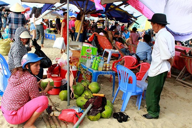 Các dịch vụ, hàng quán được mở ra bên bờ biển