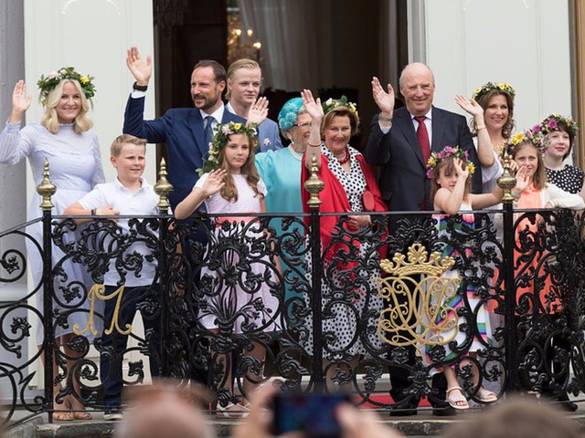 Từ trái sang phải: Công nương Mette-Marit, hoàng tử Sverre Magnus, thái tử Haakon, công chúa Ingrid Alexandra, Marius Borg Hoiby, công chúa Astrid, hoàng hậu Sonja, vua Harald V, Emma Tallulah Behn, công chúa Martha Louise, Leah Isadora Behn, và Maud Angelica Behn.