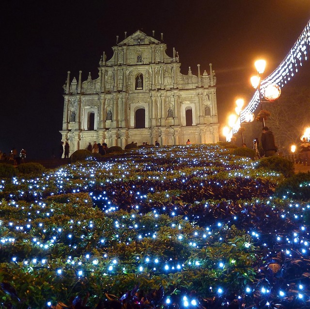 
Nhà thờ thánh Paul tại Macau được thắp sáng bởi hàng nghìn ngọn đèn Led sáng rực rỡ như những chú đom đóm đêm Giáng sinh.
