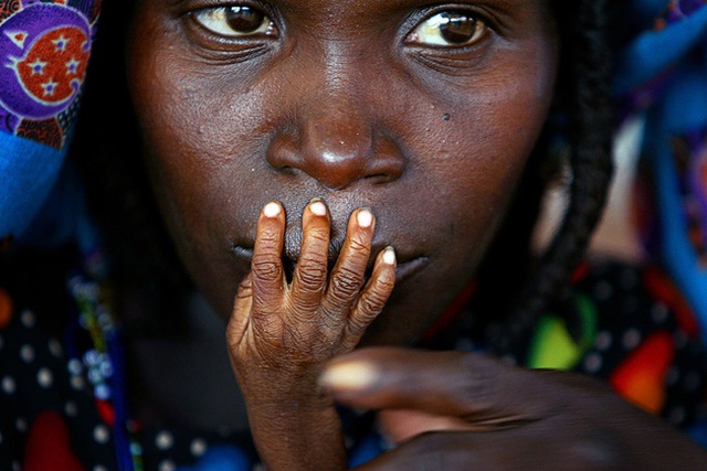 
 

Hình ảnh những ngón tay nhỏ bé suy dinh dưỡng của bé Glassa Galisou (1 tuổi) trên môi mẹ tại phòng khám khẩn cấp ở thị trấn Tahoua, tây bắc Niger. Một trong những đợt hạn hán tồi tệ nhất lịch sử đã phá hủy phần lớn cây trồng, khiến khoảng 3,6 triệu người thiếu lương thực, bao gồm hàng chục ngàn trẻ em chết đói.
