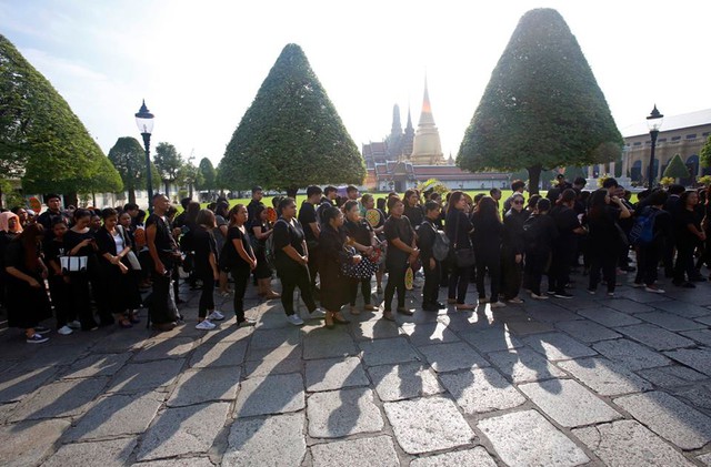 
Cách đây một năm, đất nước Thái Lan chìm trong màu đen tiếc thương Quốc vương Bhumibol.
