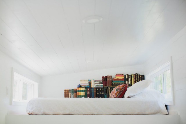 
Là những người rất yêu sách nên trên phòng ngủ của họ là cả một kệ đầy sách là sách. Góc nghỉ ngơi này cũng được thiết kế đặc biệt với toàn bộ tông màu trắng sáng và cửa sổ rộng lớn tràn ngập ánh sáng để chủ nhà đọc sách.

 
