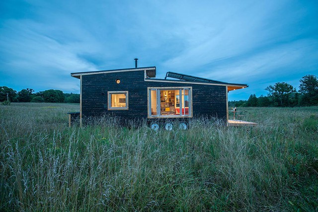 
Ngôi nhà tuyệt đẹp với ánh điện giữa đồng cỏ bao la.

 
