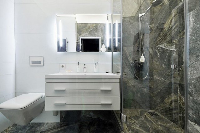 
Góc nhỏ được trang bị hiện đại với những thiết bị vệ sinh đắt tiền và phòng tắm đứng ốp đá sát trần.

 
