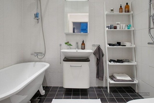
Không gian phòng tắm nhỏ xinh nhưng vẫn đảm bảo đáp ứng nhu cầu sử dụng thiết yếu. Nơi góc nhỏ này cũng được tận dụng không gian một cách tối đa để trữ đồ.

 
