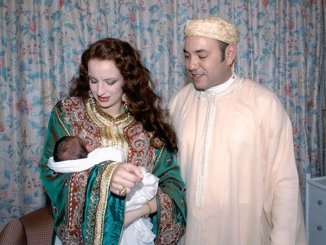 Công chúa Laila Salma đang bế con trai, Moulay Al Hassan, bên cạnh là vua Mohammed VI.