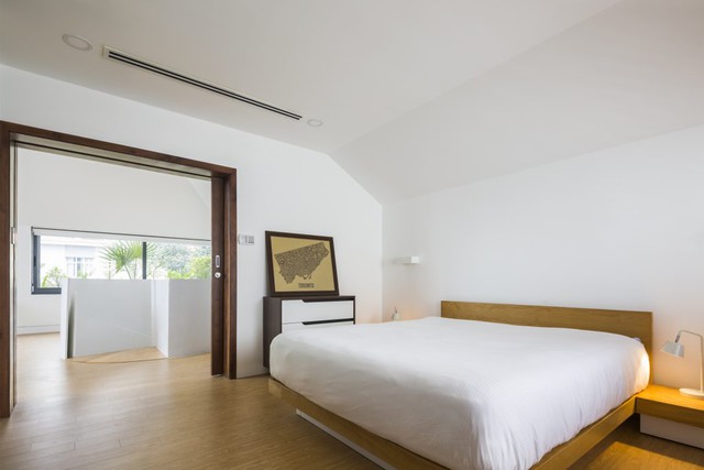 
Phòng ngủ được thiết kế đơn giản, thoáng mát với tông màu trắng chủ đạo.

 
