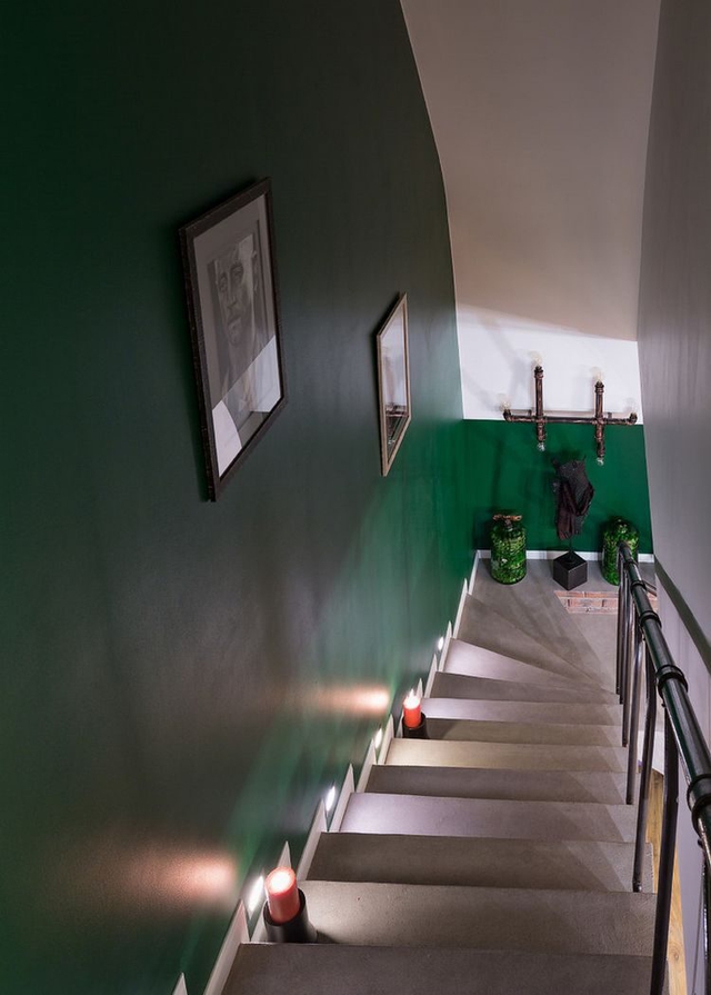 
Lối lên tầng được thiết kế đơn giản và trang trí bằng tranh treo tường .

 
