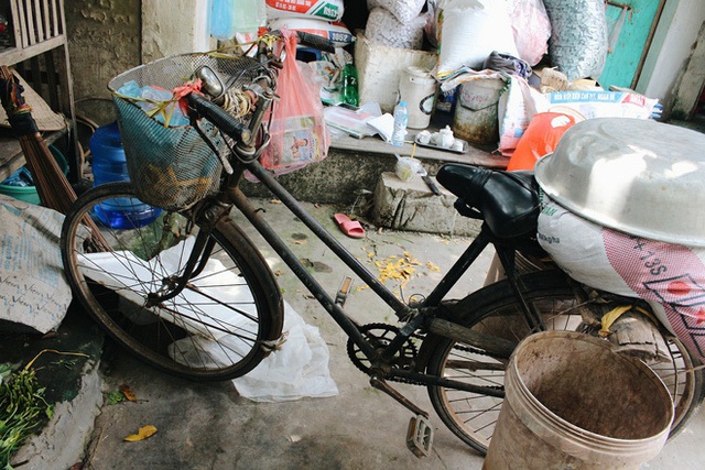 
Chiếc xe đạp cà tàng bà Gia dùng để đi xa mấy chục km thăm nom con bị bệnh.
