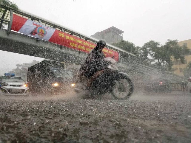 
Một số đường như Tây Sơn, Thái Hà, Điện Biên Phủ... cũng hóa thành sông trong cơn mưa.
