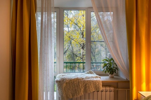 
Không gian phòng ngủ được bài trí hiện đại, ấm áp với tông màu vàng chanh của gối và rèm cửa. Từ phòng ngủ chủ nhà có thể phóng tầm mắt ngắm mọi cảnh vật xung quanh.

 
