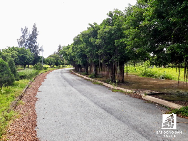 
Những con đường hoang vắng trong lòng hai khu đô thị.

 
