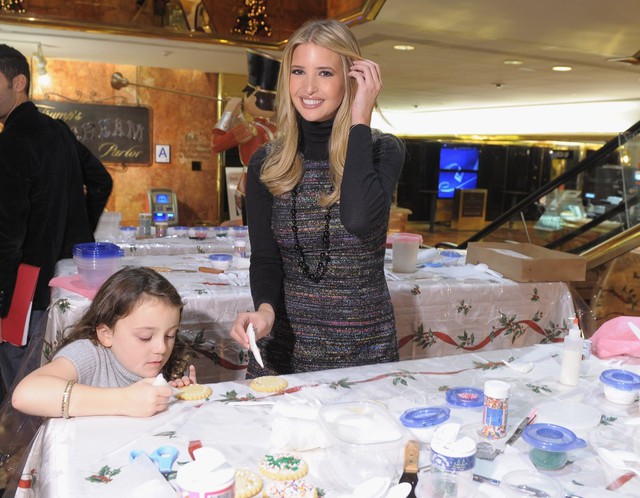 
Ivanka Trump tổ chức chương trình Glad Cookie Exchange ủng hộ cho tổ chức vì trẻ em ung thư tại Trump Tower, New York vào 29/11/2011. Ảnh: Getty Images.
