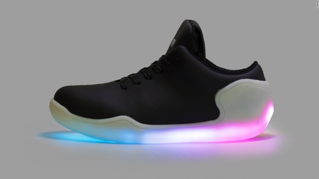 
Đây là những đôi giày thông minh kết hợp với 100 đèn led.
