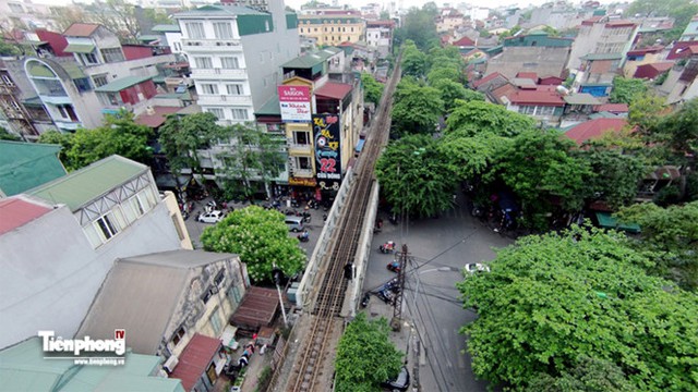 
Đường sắt bắc ngang qua trục đường Trần Nhật Duật để đi lên cầu Long Biên, trục đường này đi sang ga Gia Lâm để đi lên phía Lạng Sơn và đi về Hải Phòng.
