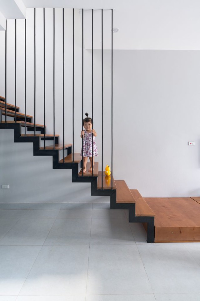 
Cầu thang lối lên từ tầng 2 có thiết kế bằng sắt với mặt bậc ốp gỗ giúp nhẹ kết cấu và tăng độ thông thoáng.

 
