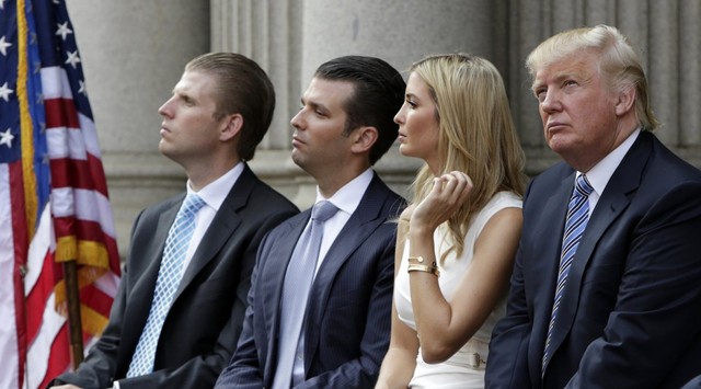 
Eric, Donald Jr., Ivanka, và Donald Trump tham dự lễ động thổ Trump International Hotel tại Washington vào 23/8/2014. Ảnh: Reuters.
