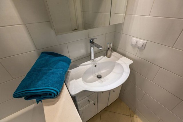 
Diện tích tuy nhỏ nhưng khu vực vệ sinh và nhà tắm được thiết kế riêng biệt.

 
