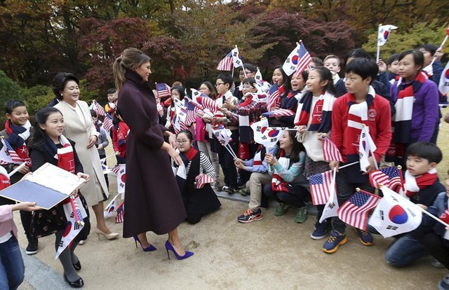 
Đệ nhất phu nhân Mỹ Melania Trump và phu nhân Tổng thống Hàn Quốc Kim Jung-sook được các em bé chào đón tại Nhà Xanh, ở Seoul hôm 7/11.
