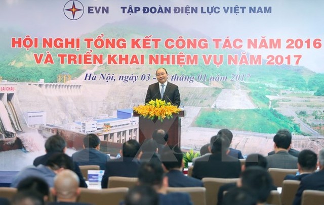  Thủ tướng Nguyễn Xuân Phúc dự Hội nghị tổng kết công tác năm 2016 và triển khai nhiệm vụ năm 2017 của Tập đoàn Điện lực Việt Nam. (Ảnh: Thống Nhất/TTXVN)