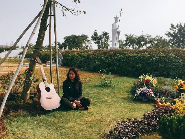 
Chị Hoa, vợ cố nghệ sĩ Trần Lập thăm mộ anh.
