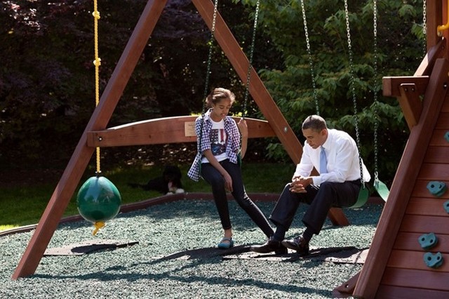  Tổng thống Obama và thời gian riêng tư cùng cô con gái cả Malia ở trong sân Nhà Trắng. Ảnh: Nhà Trắng. 