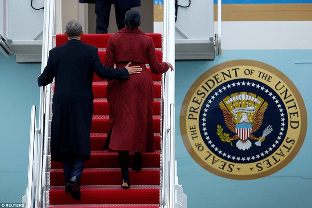 
Đây có lẽ là lần cuối, vợ chồng ông Obama đi trên chuyên cơ riêng dành cho Tổng thống.
