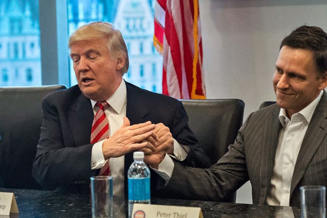  Các chuyên gia ngôn ngữ cơ thể cố gắng lý giải “cái vuốt ve bàn tay” của tổng thống dành cho Thiel trong cuộc họp công nghệ cao tại Trump Tower. Ảnh: Albin Lohr-Jones. 