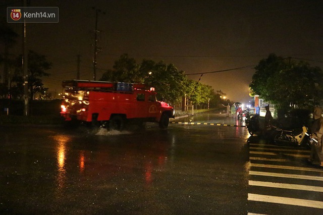 Đến 22 giờ cùng ngày, nhiều xe cứu hỏa vẫn được huy động tới hiện trường để dập tắt đám cháy