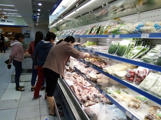 Người tiêu dùng đang lựa chọn mua sản phẩm gia cầm an toàn tại Co.op mart Quy Nhơn.