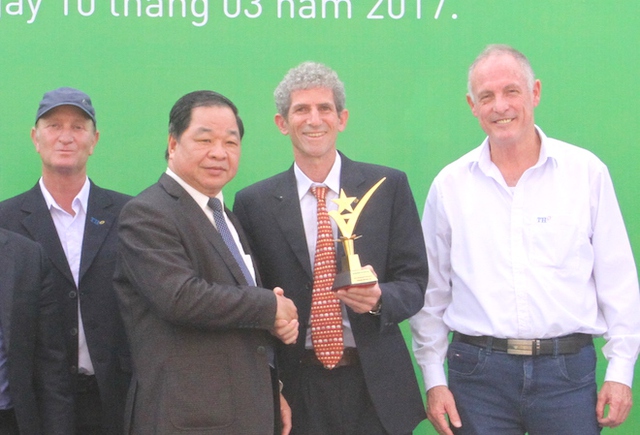 Đại diện Tập đoàn TH đón nhận Cúp vàng trang trại bò sữa organic.