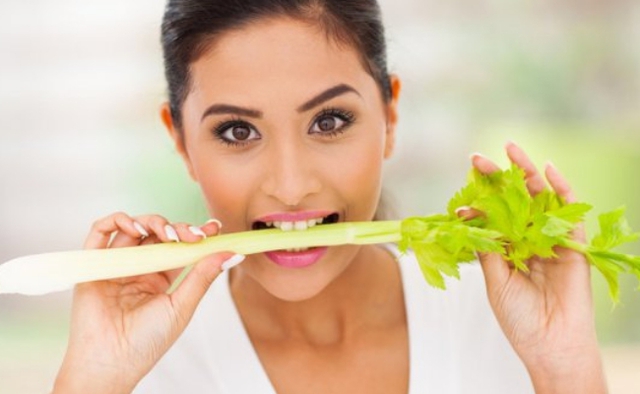 Tăng cường rau xanh, hoa quả trong bữa ăn hàng ngày để phòng chống bệnh gan nhiễm mỡ.